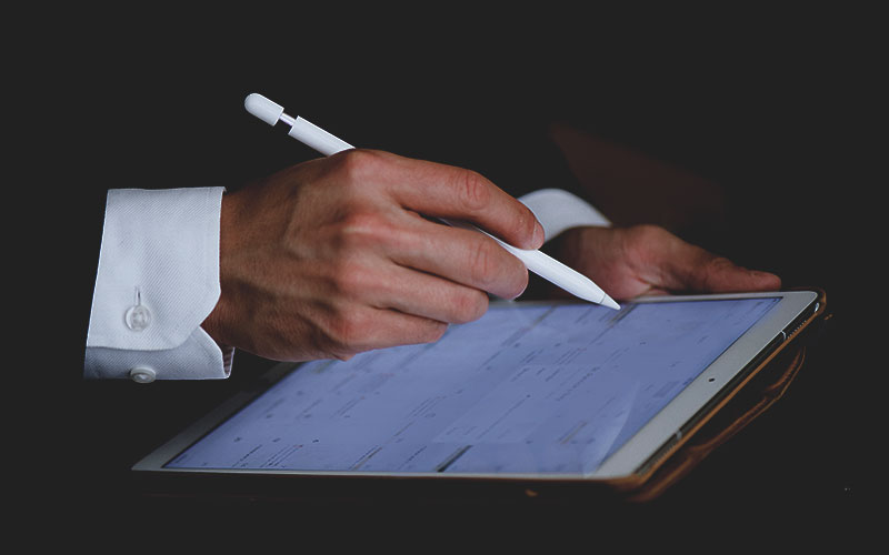 abogado señalando con un bolígrafo