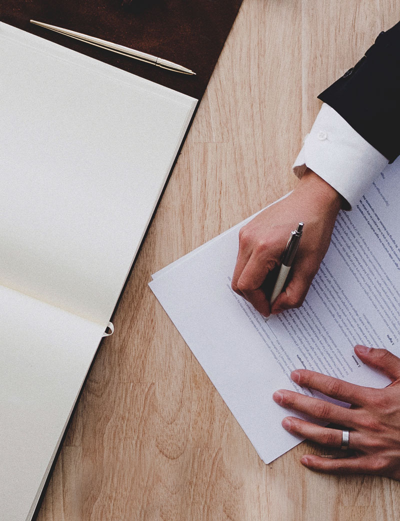 abogado escribiendo en un contrato